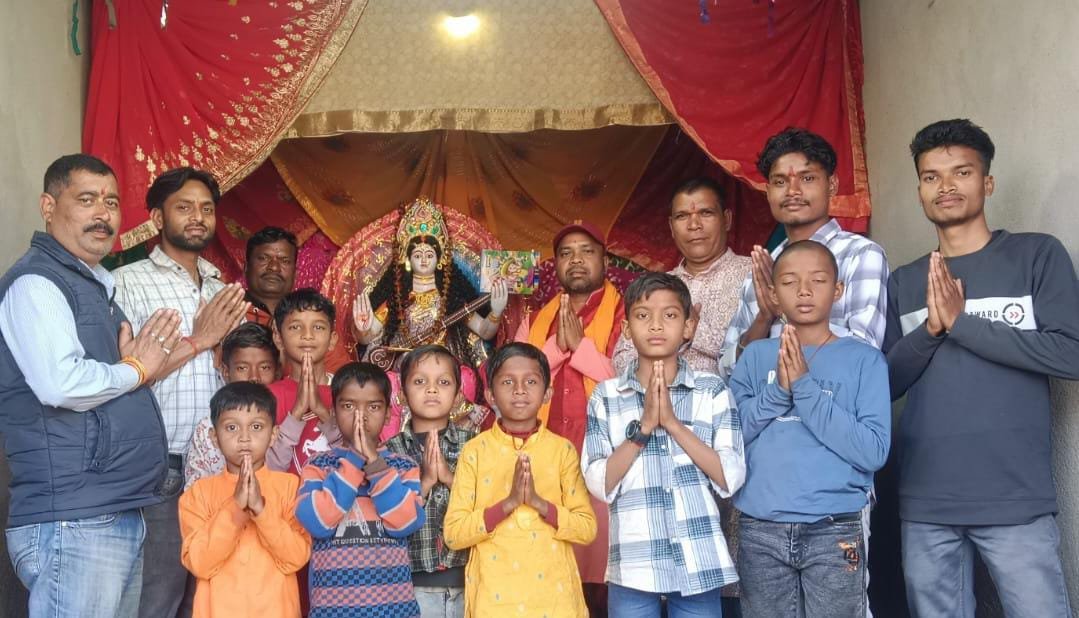 पतरातू और आसपास के क्षेत्र के विभिन्न स्कूलों और मोहल्ले में मां शारदे की हुई विधि विधान से पूजा