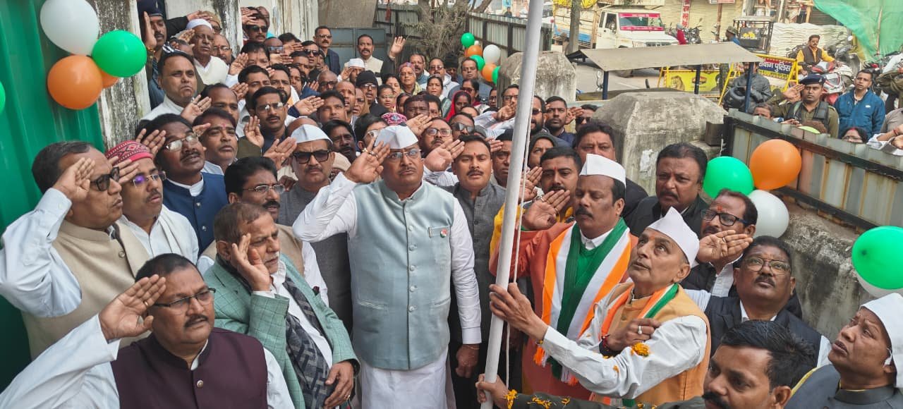 सांसद सेवा कार्यालय में सांसद ने झंडोतोलन किया