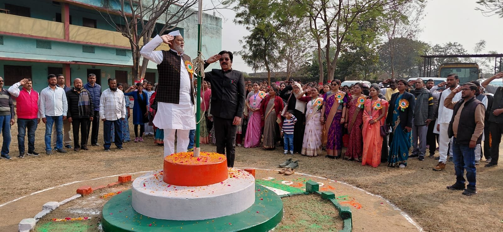 चितरपुर कॉलेज और इंटर कॉलेज में शान से फहराया तिरंगा,गूंजे देशभक्ति के नारे