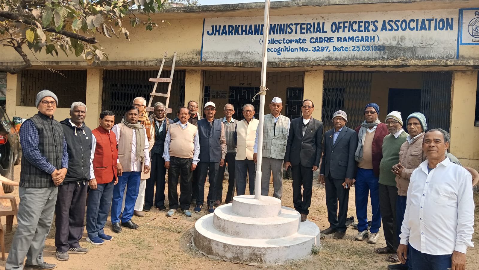 रामगढ़ पेंशनर जिला कार्यालय में हुआ झंडोतोलन