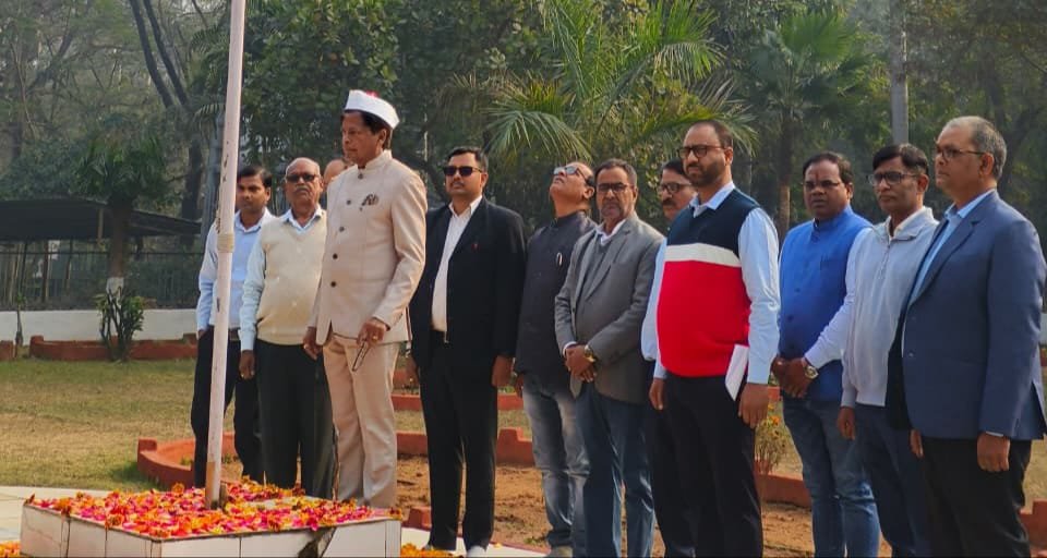 डीएवी पब्लिक स्कूल और अंबेडकर पार्क रजरप्पा में ध्वज फहराया गया