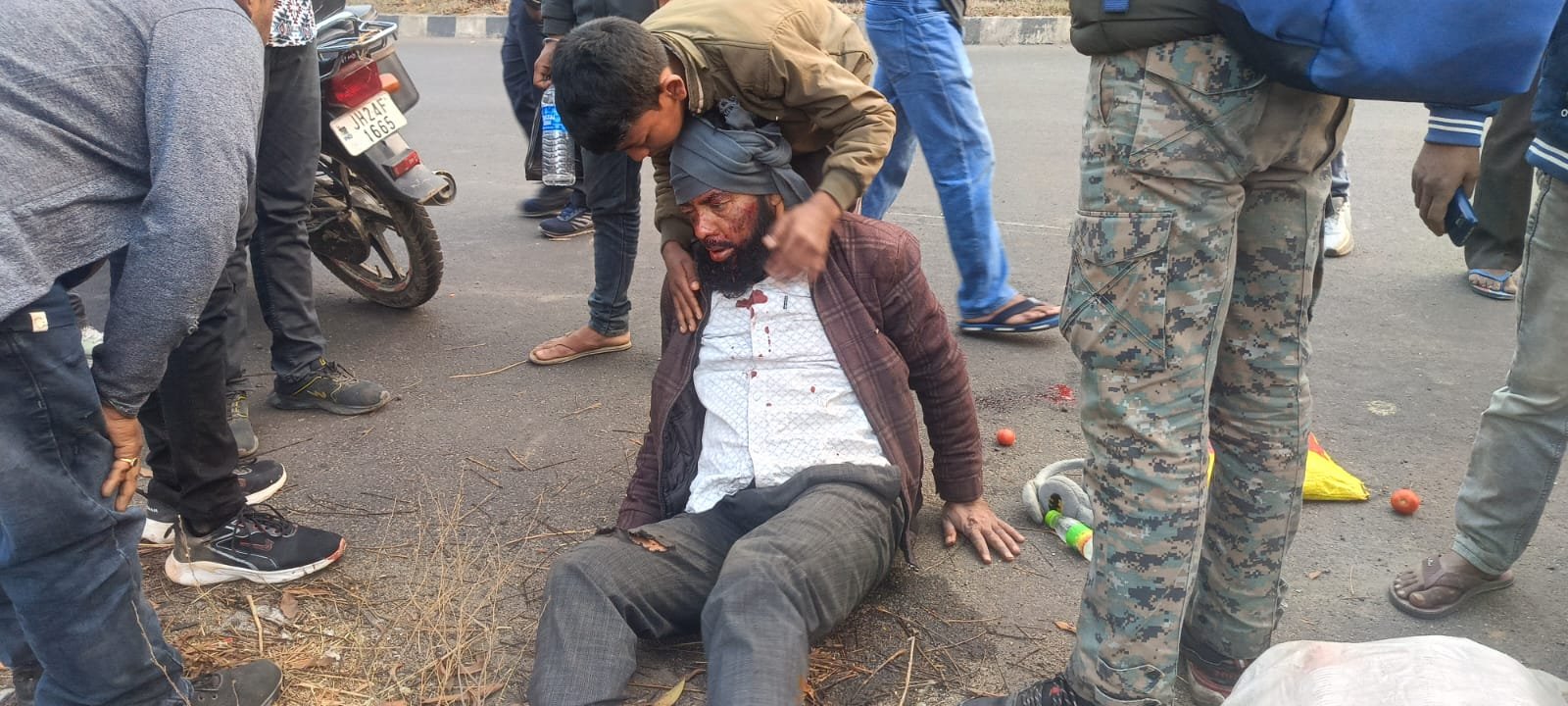 बाइकर्स के चकमे से पांच लोग घायल, एक गंभीर रूप से घायल