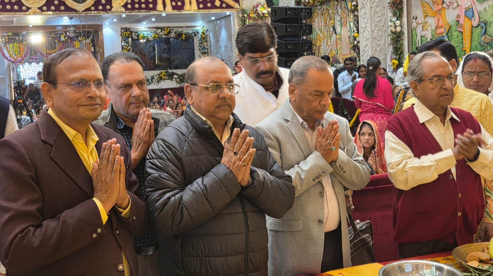 शांतिधारा फाउंडेशन ने श्रीमद् भागवत गीता की कुछ प्रतियां श्री श्याम मंदिर में प्रदान किया