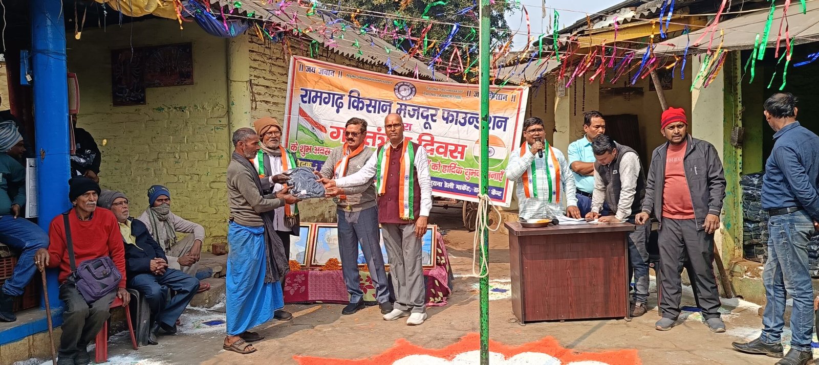 डेली मार्केट के 250 मजदूरों के बीच गरम कपड़ा का किया गया वितरण