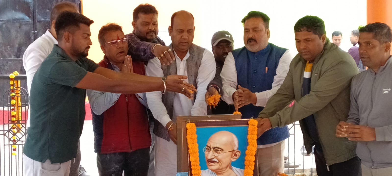 भाजपा रामगढ़ कैंट मंडल ने महात्मा गांधी को दी श्रद्धांजलि