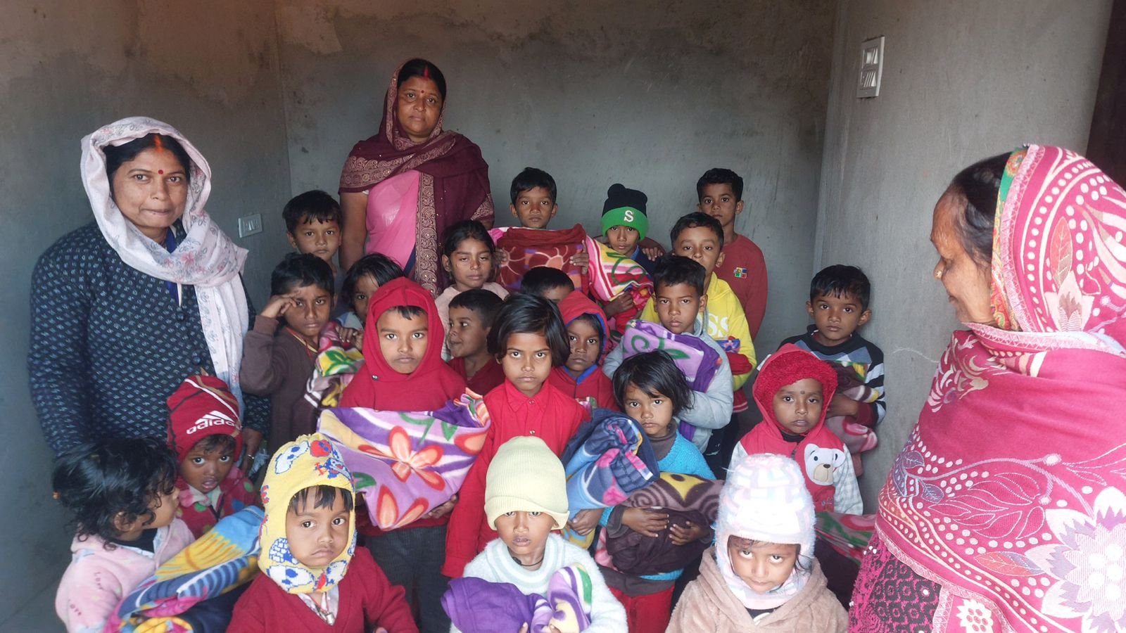 शांतिधारा फाउंडेशन ने बच्चों के बीच कंबल प्रदान किया