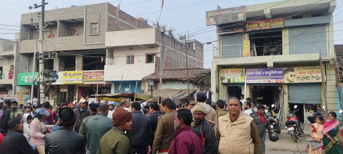 दुर्घटना में छात्रा की मौत, परिजनों ने रोड जाम किया