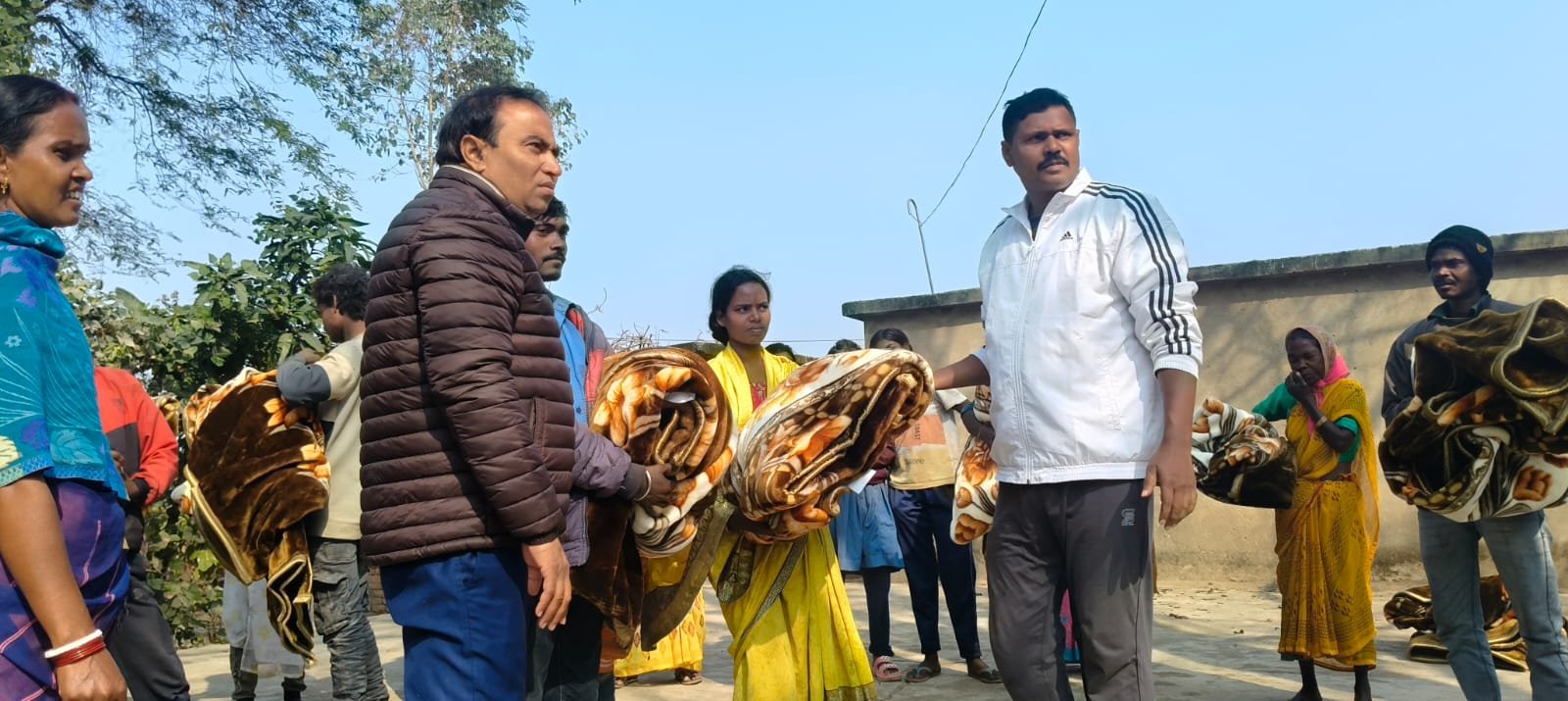 बिरहोर परिवार के बीच बांटी गई कंबल
