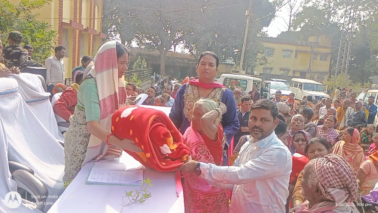 गोला में जरूरतमंदों के बीच में ठंड से बचाव हेतु कंबल का किया गया वितरण