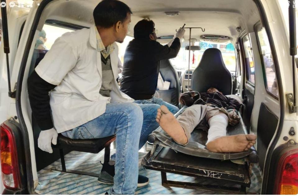 पतरातु में पिकअप वैन से गिरा ग्रेनाइट,चार मजदूर घायल