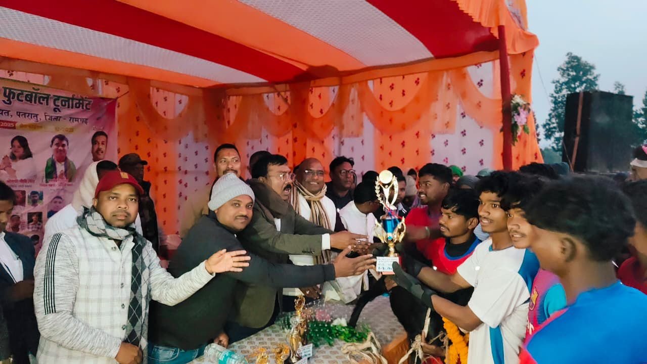 बिरसा मुंडा मेमोरियल फुटबॉल टूर्नामेंट के फाइनल में उमड़े खेलप्रेमी