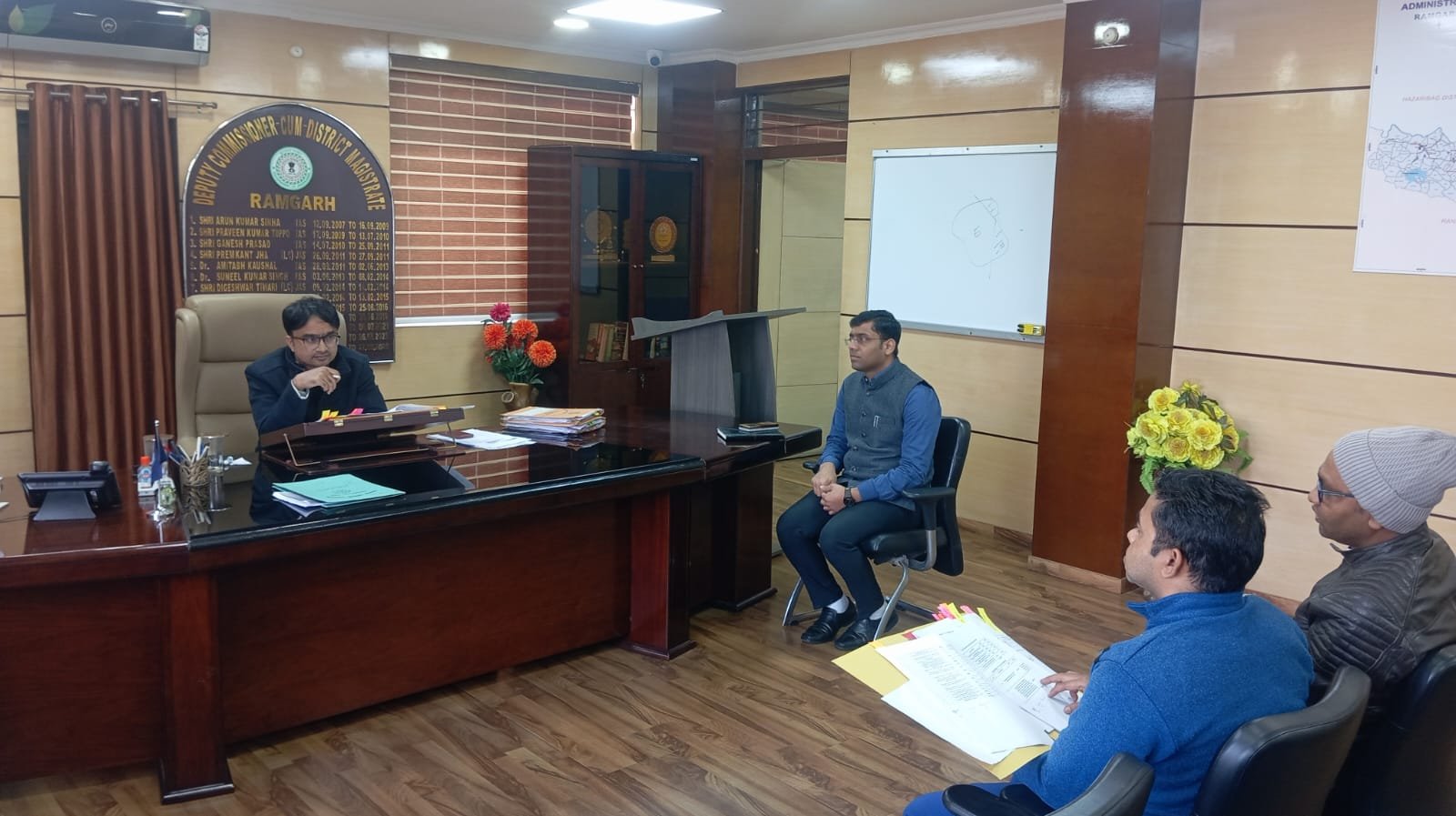 नगर परिषद और छावनी परिषद की समीक्षा बैठक में उपायुक्त ने दिए निर्देश