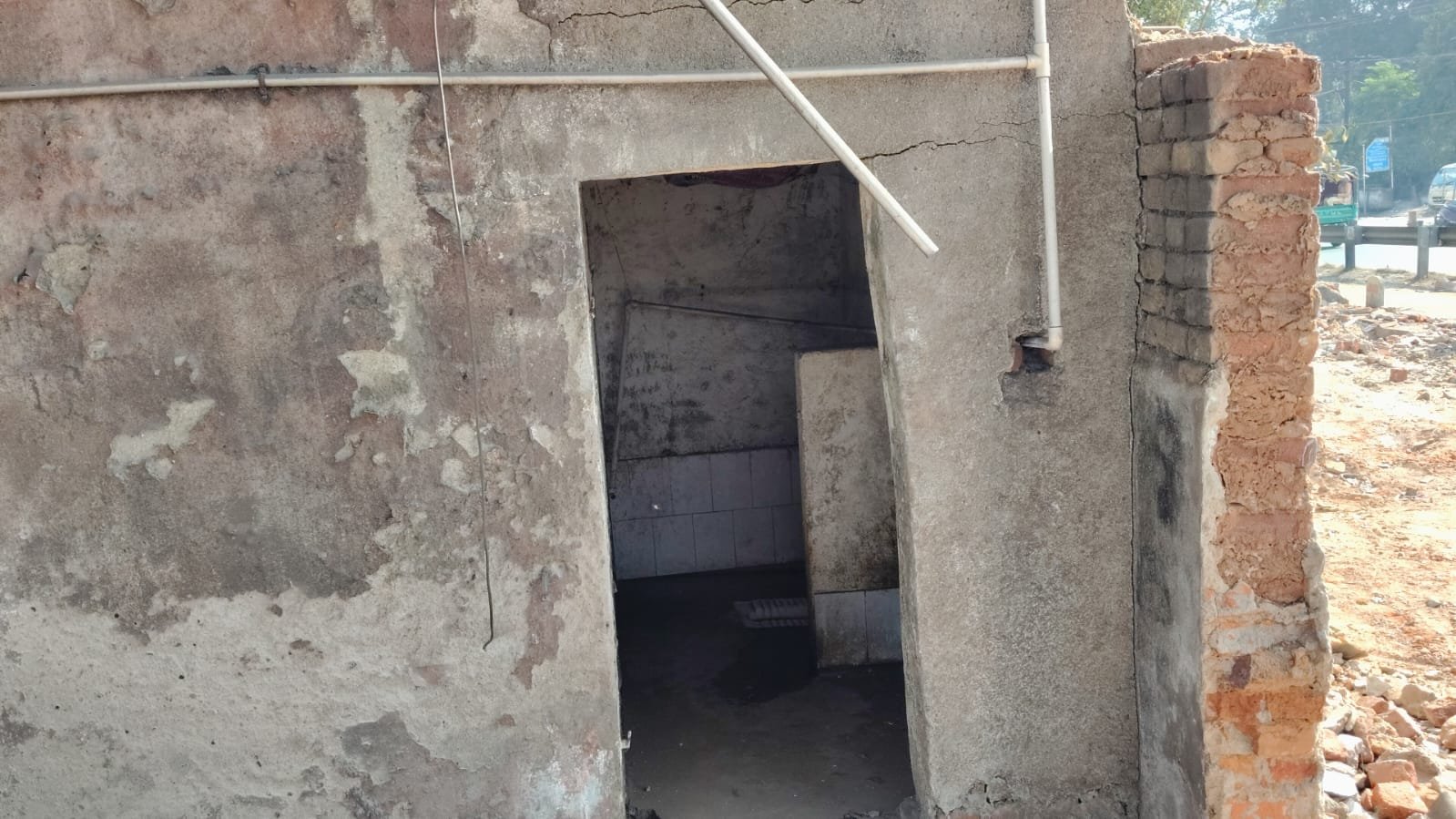 चोरों द्वारा विद्यालय में बने शौचालय का खिड़की व दरवाजा का कर लिया गया चोरी