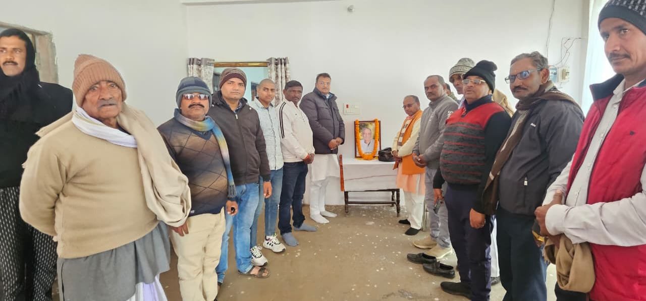 चौपारण क्षेत्र में शोक सभाओं में पहुंचे सांसद मनीष जायसवाल, दिवंगत आत्माओं को दी श्रद्धांजलि