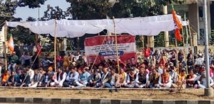 दलीय आधार एवं ईवीएम से अविलंब नगर निकाय चुनाव कराने को लेकर भाजपा रामगढ़ जिला द्वारा विराट धरना