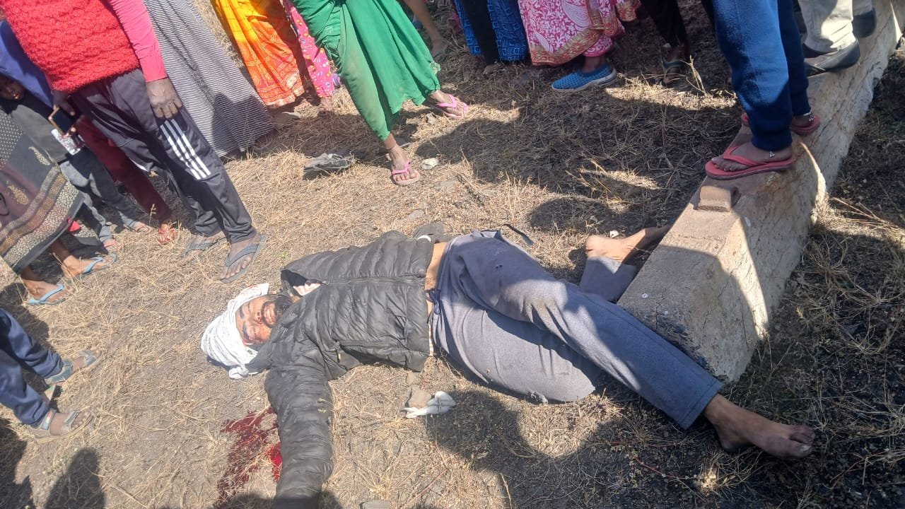 कुजू में दर्दनाक हादसा: ट्रेन की चपेट में आने से बाइक सवार युवक गंभीर रूप से घायल