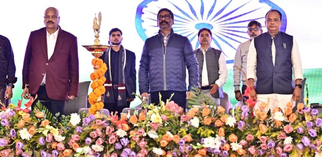 मुख्यमंत्री नेताजी सुभाष मेडिकल कॉलेज एवं अस्पताल आदित्यपुर में एमबीबीएस पाठ्यक्रम ( प्रथम बैच) के शुभारंभ समारोह में मुख्य अतिथि के रूप में हुए सम्मिलित