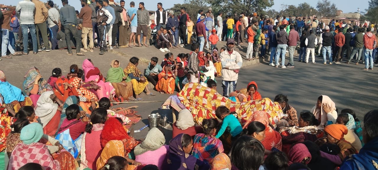 सड़क दुर्घटना में युवक की हुई मौत,5 घंटो तक रामगढ़ पतरातु मुख्य मार्ग रहा जाम