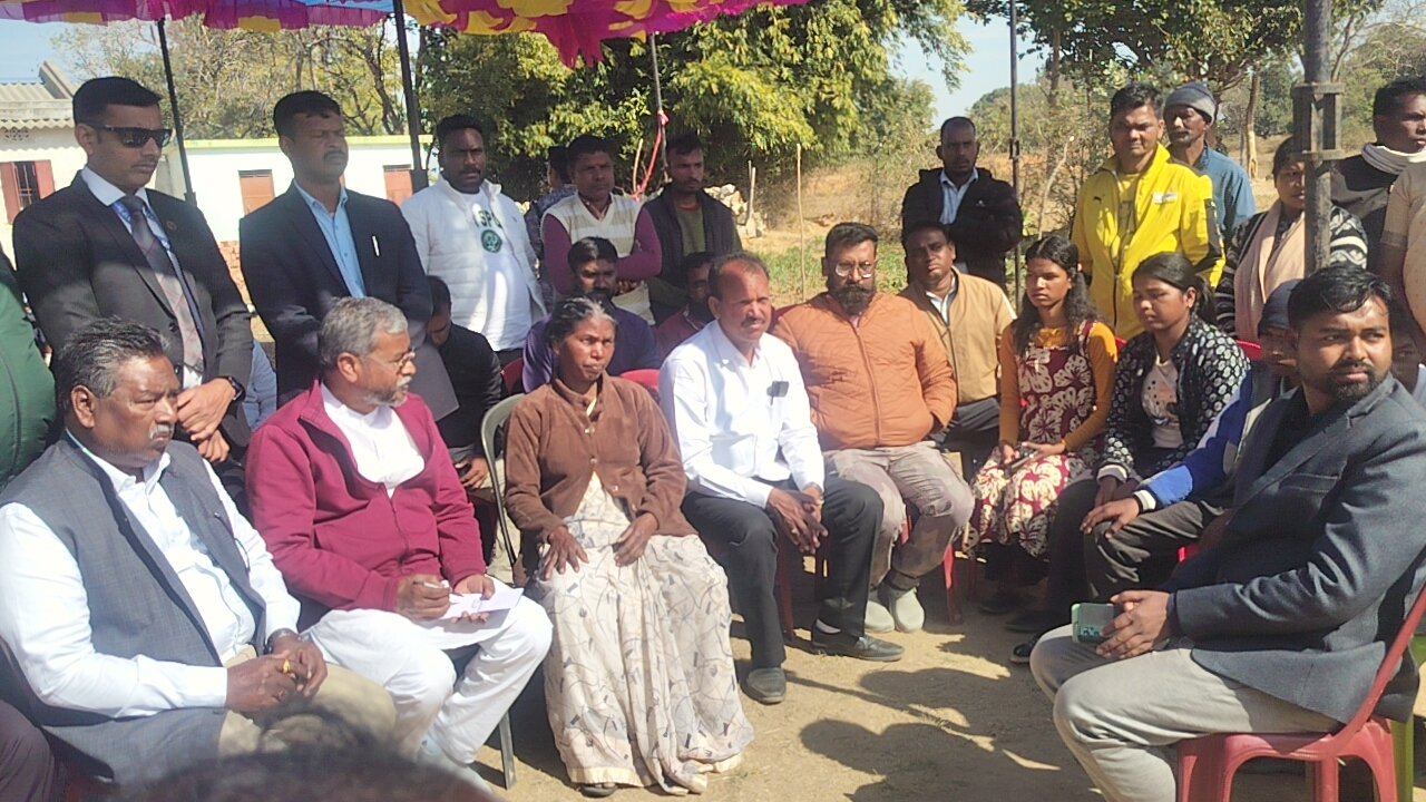 दिवंगत सोमा मुंडा के परिजनों से मिले पूर्व मुख्यमंत्री