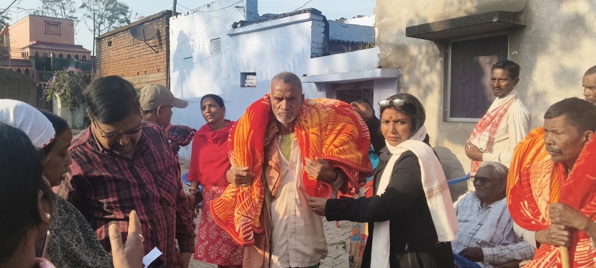 सांसद के निर्देश पर कंबल का किया गया वितरण