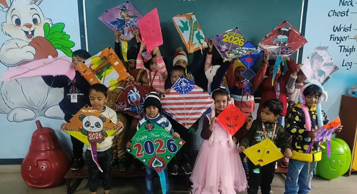 पतंग महोत्सव पर श्री अग्रसेन स्कूल में उड़ी 21 फीट की पतंग