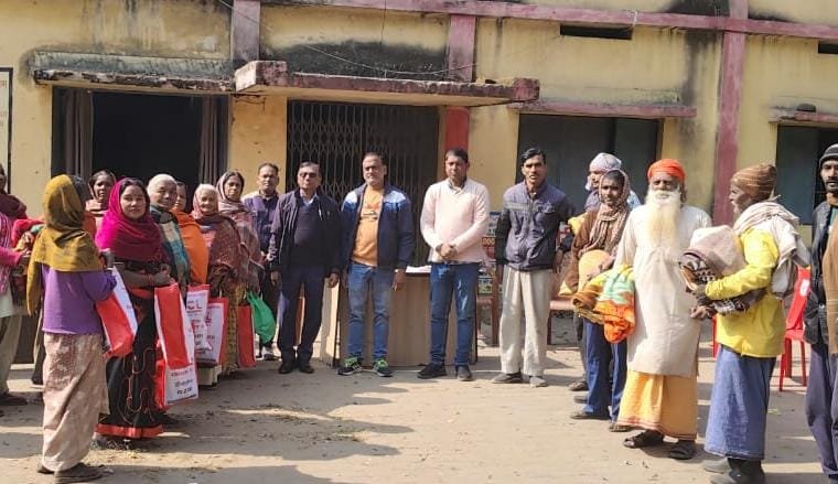 बरका सयाल प्रबंधन द्वारा सौदा डी में 20 कंबल 20 सेनटिरी पैड का बितरण