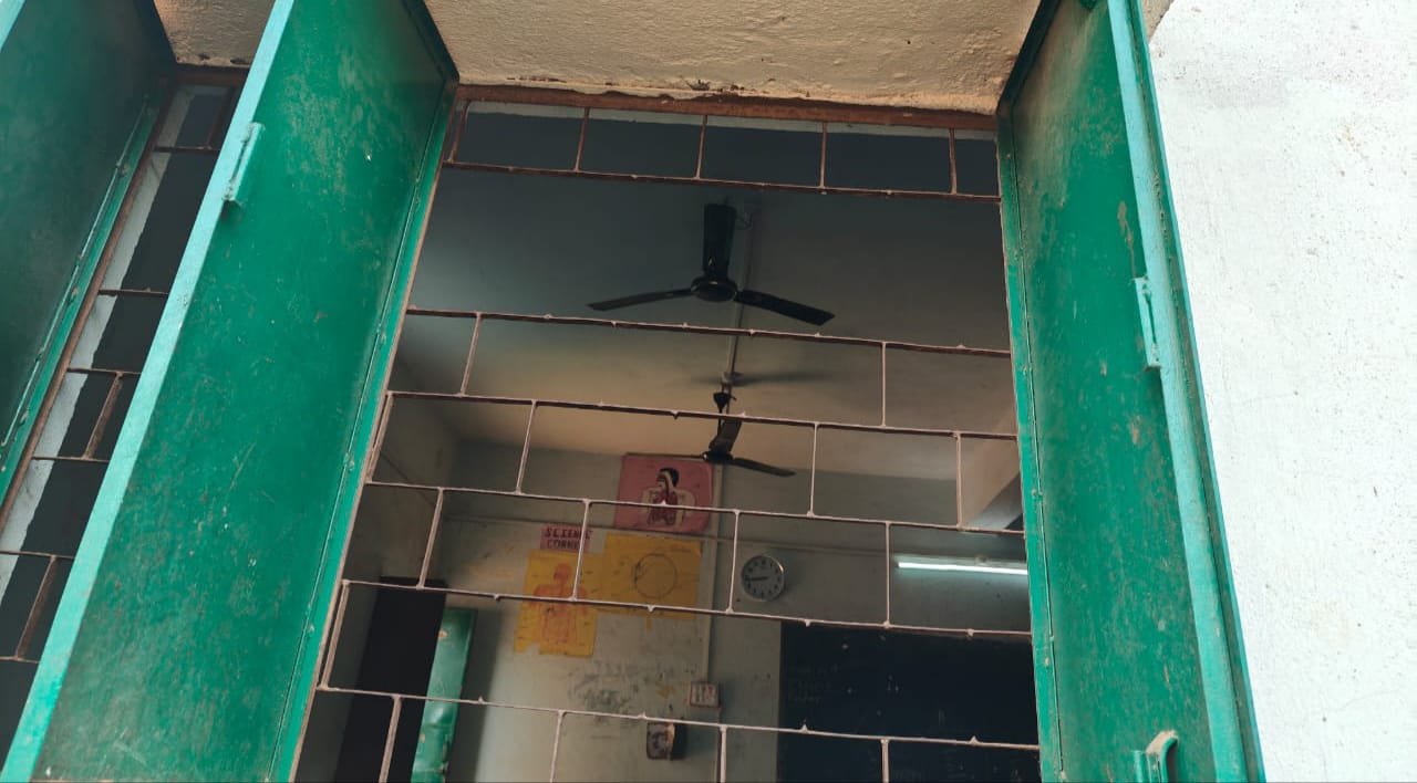 बेटुलकलां में सरकारी विद्यालय की खिडकी तोडकर प्रोजेक्ट की चोरी, थाना में दिया आवेदन