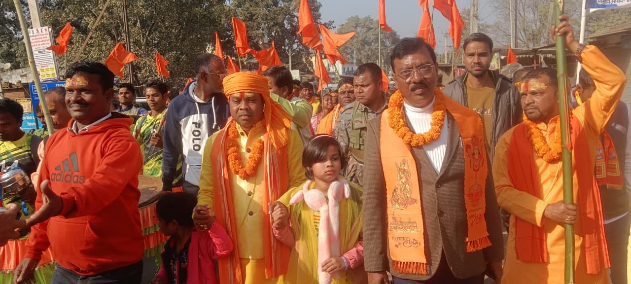 गरेवाटांड़ में सात दिवसीय श्री श्री 1008 रुद्र महायज्ञ को लेकर किया गया ध्वजारोहण और नगर भ्रमण