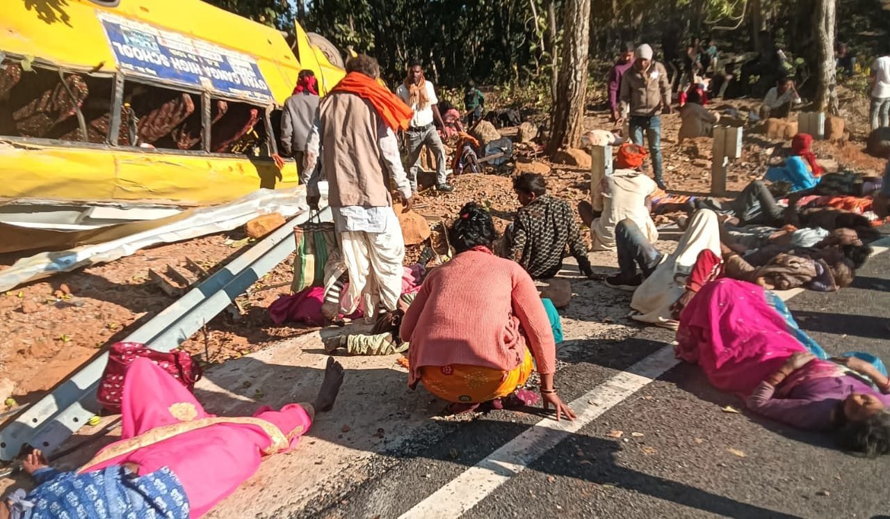 लातेहार में दर्दनाक हादसा: बस दुर्घटना में चार महिला समेंत पांच कि हुई मौत,कई की स्थिति गंभीर