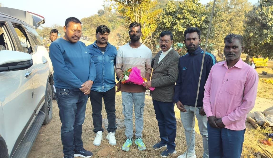 भुरकुंडा के अंश का सीआरपीएफ जीडी कांस्टेबल में चयन होने पर विधायक ने सम्मानित किया