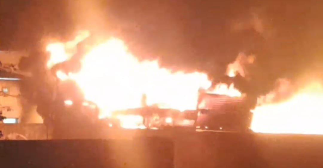 रामगढ़ : बोरा गोदाम में लगी आग, लाखों का नुकसान