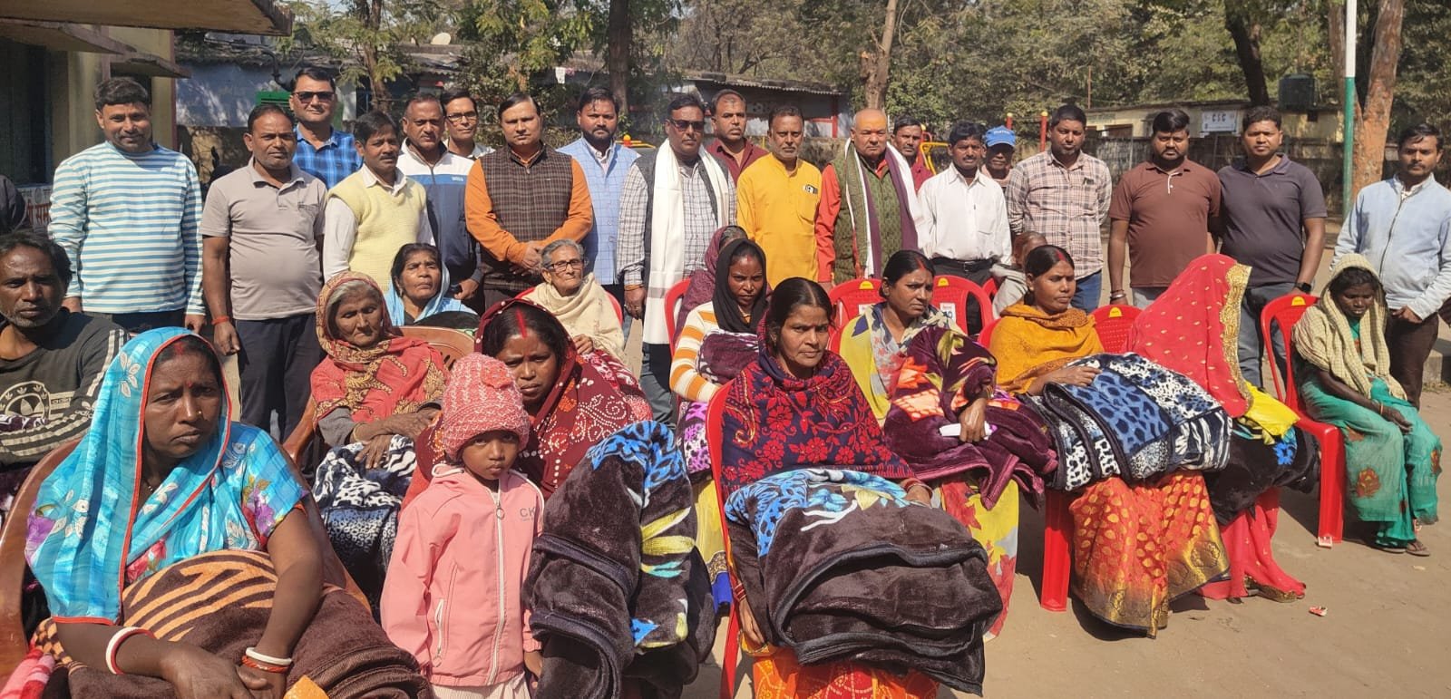 भुरकुंडा सौदा डी में 30 गरीब गुरबा लोग के बीच कंबल वितरण