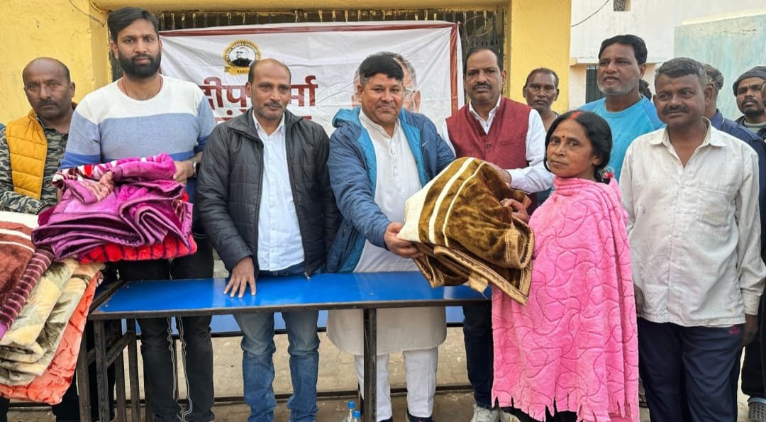 प्रदीप वर्मा फाउंडेशन द्वारा जरूरतमंदों के बीच कंबल वितरण, सैकड़ों लाभान्वित