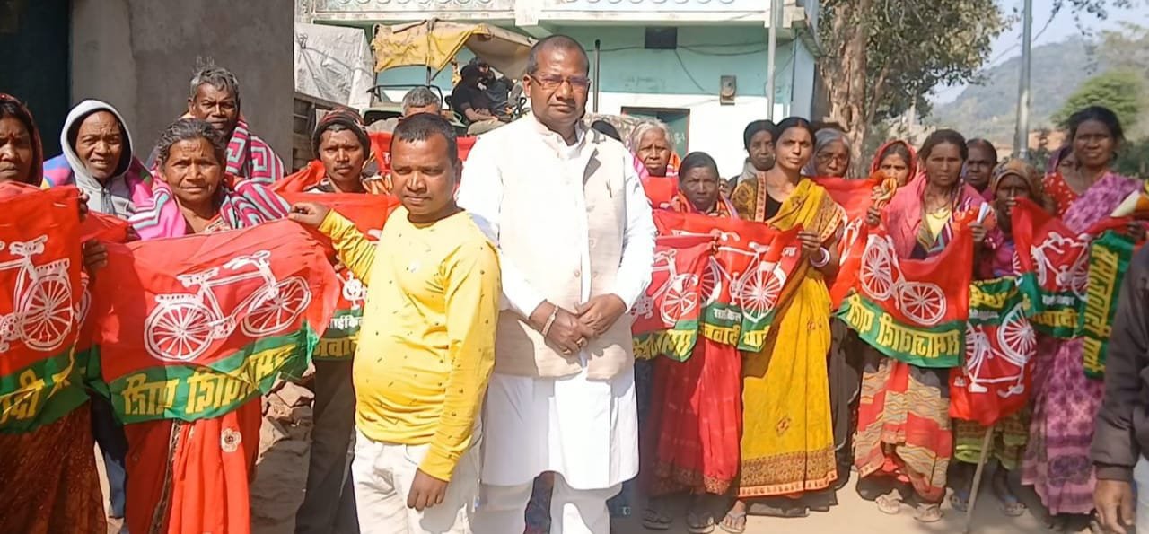 गरीब व असहाय लोगों के बीच गोविंद बेदिया ने किया कंबल का वितरण