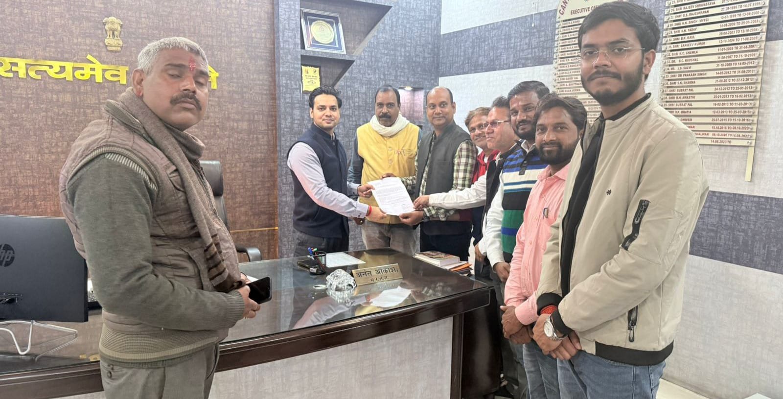 भाजपा रामगढ़ कैंट मंडल ने छावनी परिषद के सीईओ को सौंपा ज्ञापन