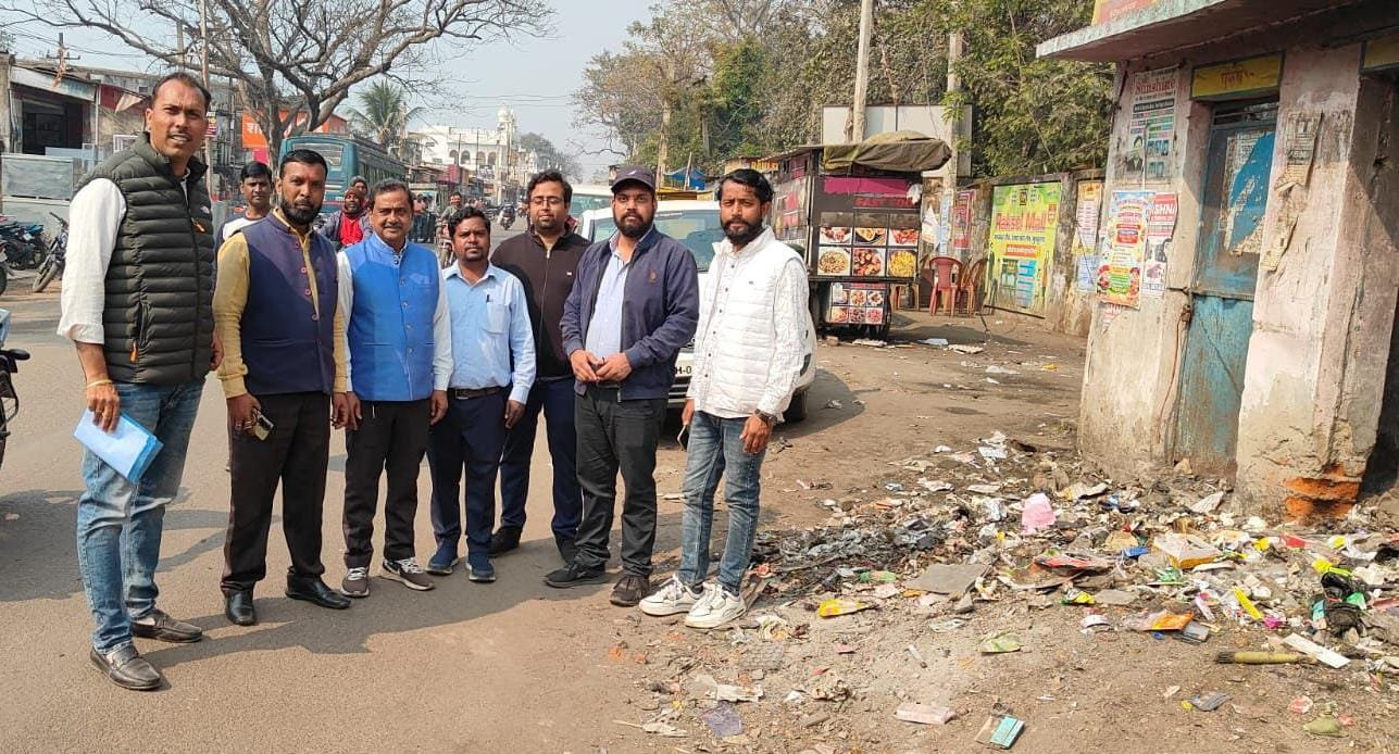 भुरकुंडा सब्जी मंडी और शौचालय की साफ-सफाई के लिए इंजीनियरों ने किया निरीक्षण