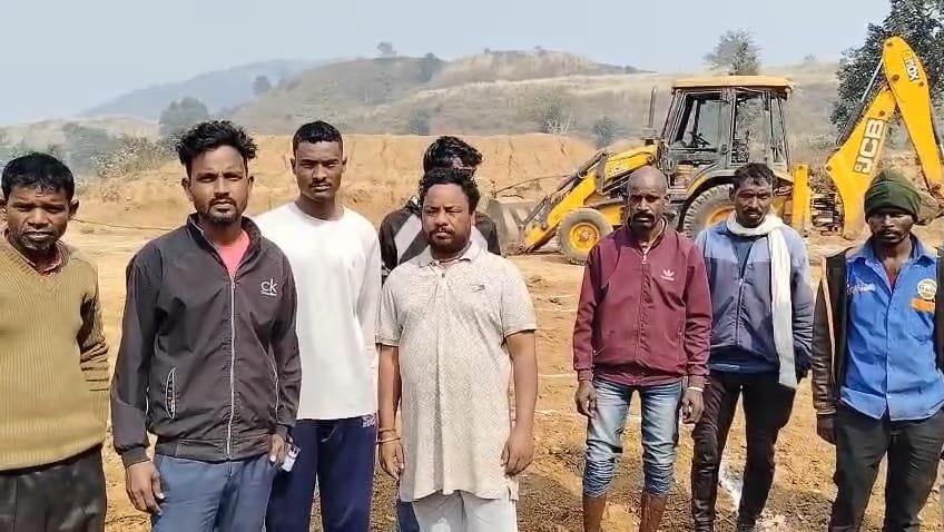 जितराम बेदिया भवन निर्माण कार्य में मनमानी जमीन मापी कराने की मांग को लेकर ग्रामीणों ने विरोध किया