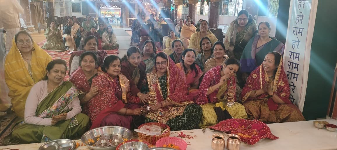 मेहंदी राचन लागी, हाथों में दादी के नाम की....