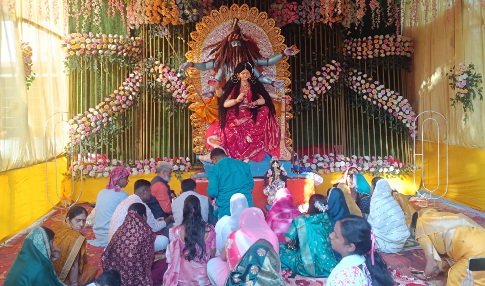 विद्या की देवी मां सरस्वती की पूजा की धूम