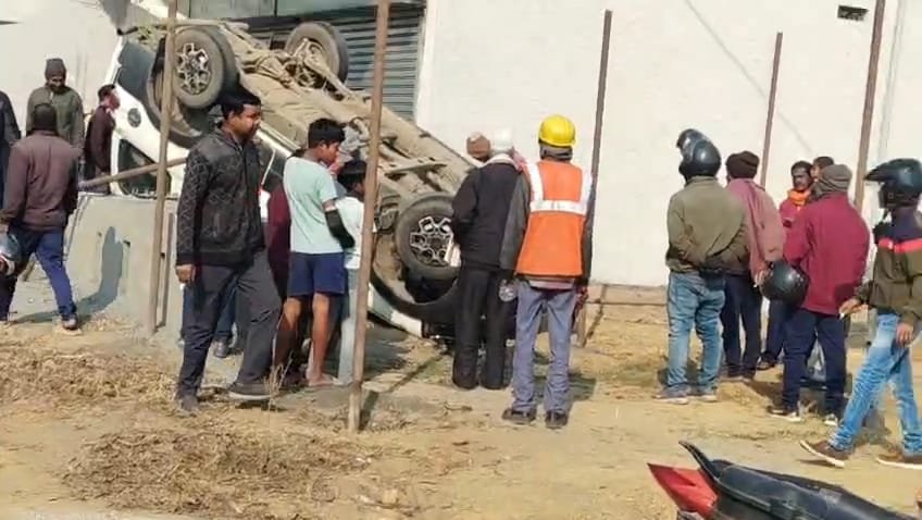 तेज रफ्तार स्कॉर्पियो अनियंत्रित होकर पलटा,बाल बाल बचे लोग