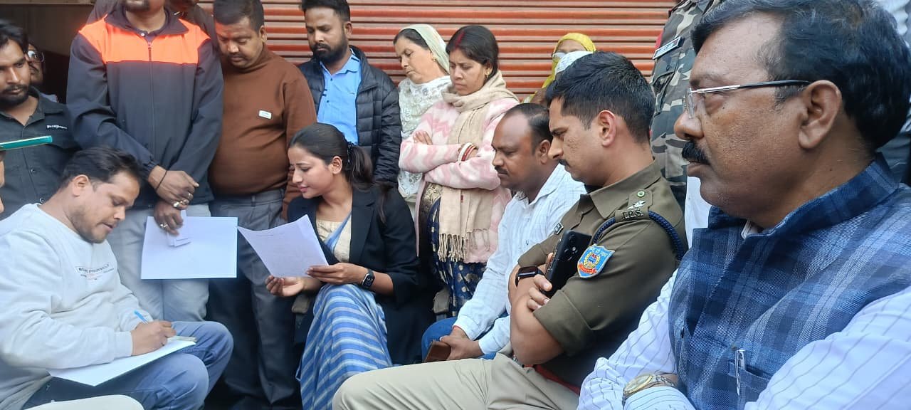 सौंदा डी ज्वेलरी संचालक के घर पर ग्रामीणों ने किया बवाल, पुलिस को घेरा