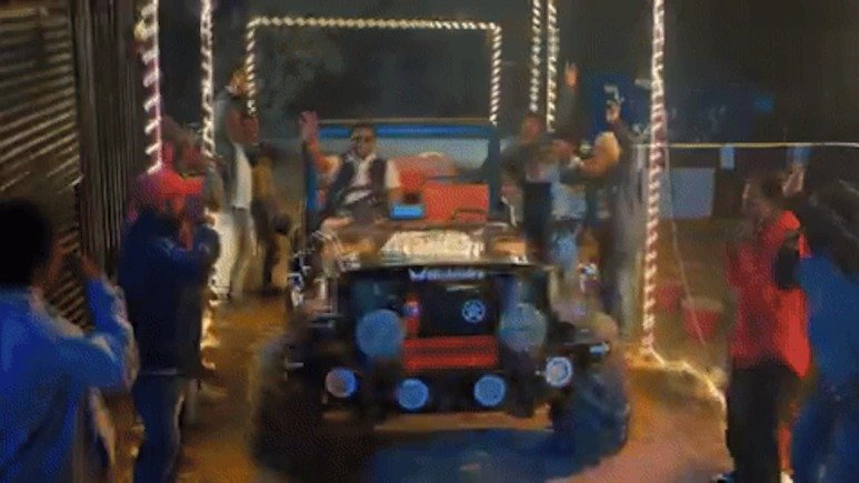 काला चश्मा, खुली जीप में विधायक जी का ये रौबीला अंदाज...