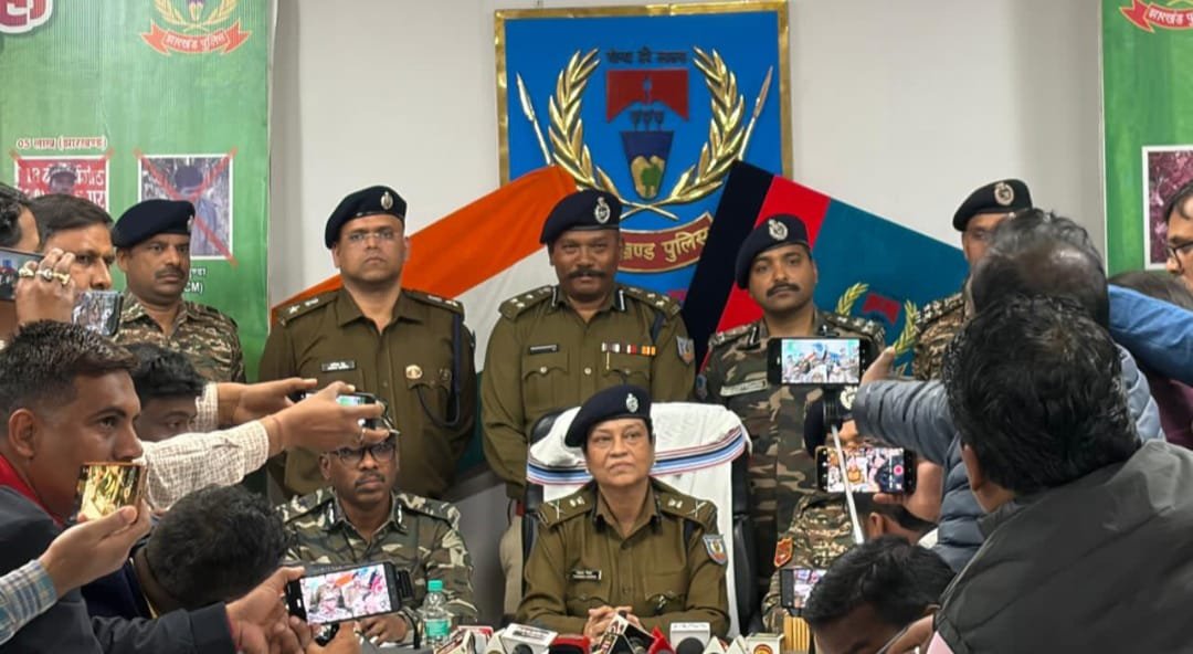 डीजीपी पहुंचीं चाईबासाः जवानों का बढ़ाया उत्साह,नक्सलियों को सरेंडर करने की सलाह