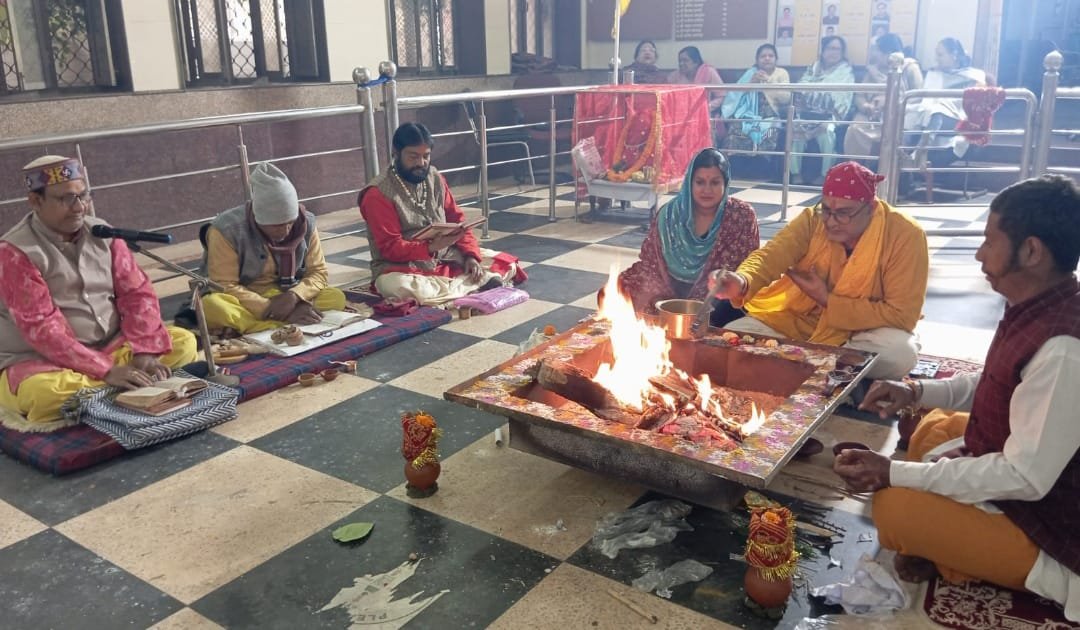 माता वैष्णों देवी मंदिर के 35वें वार्षिकोत्सव पर शतचंडी पाठ आरंभ, किया जा रहा हवन