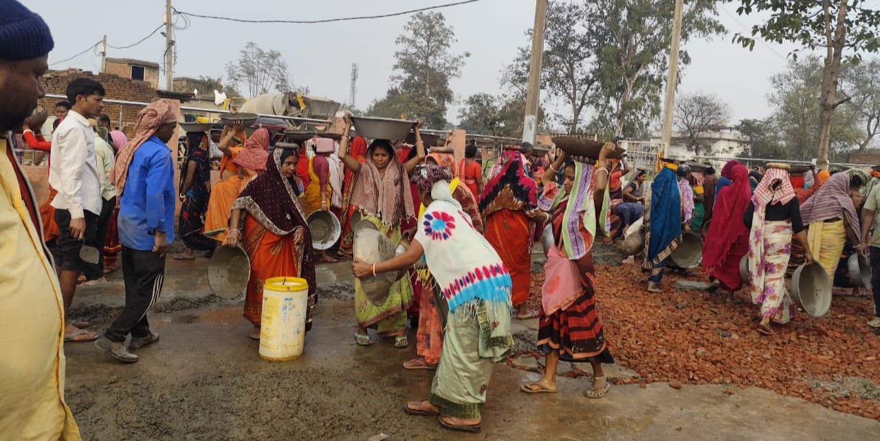 कैथा महादेव मंडा मंदिर में ग्रामीणों ने किया श्रमदान