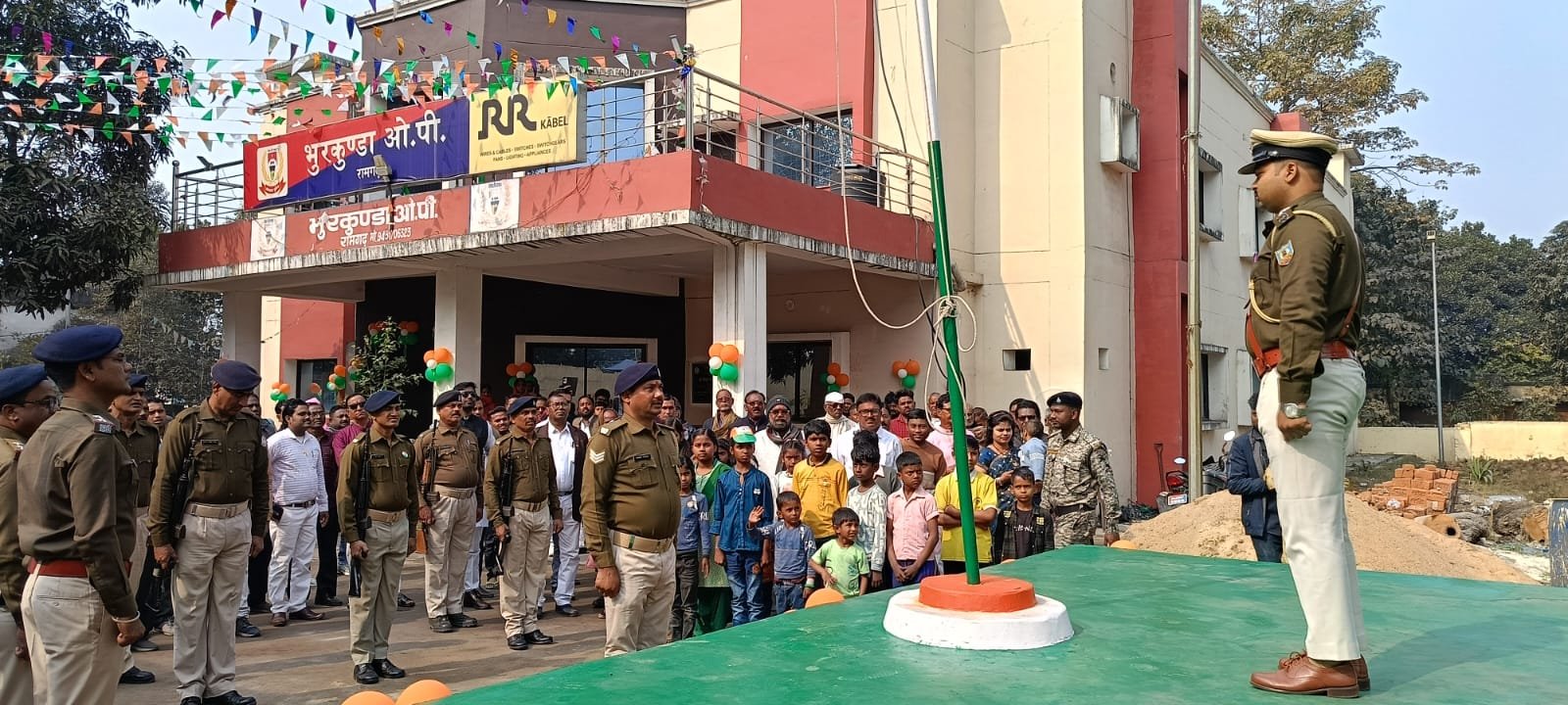 भुरकुंडा और भदानीनगर ओ पी परिसर में राष्ट्रीय ध्वज फहराया