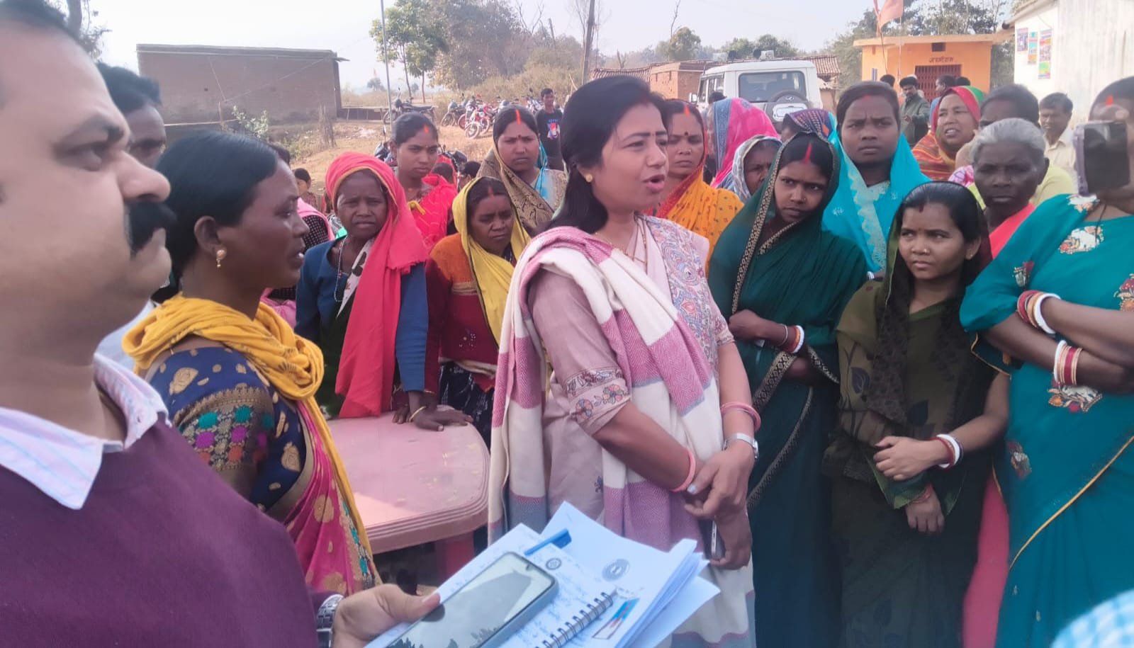 विधायक ममता देवी ऊपरबरगा पंचायत के औराडीह गांव पहुंचीं