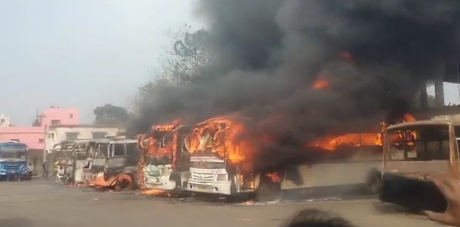 राजधानी के खादगड़ा बस स्टैंड में खड़ी बसों में लगी आग
