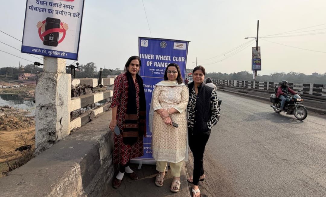 इनरव्हील क्लब ने सड़क सुरक्षा जागरूकता पोस्टर लगाए