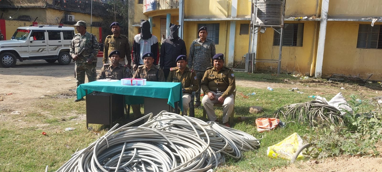 एक सौ मीटर कॉपर केबल के साथ पुलिस ने दो चोरों को किया गिरफ्तार, न्यायिक हिरासत में भेजा
